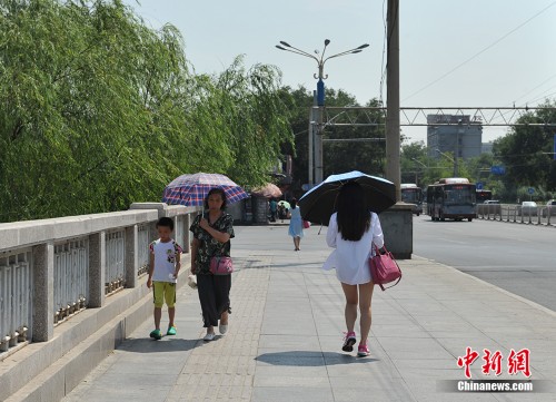 天津入伏高温预警 万名游客涌入水池避暑
