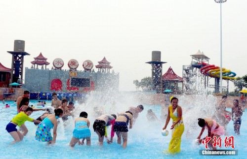 天津入伏高温预警 万名游客涌入水池避暑- Mic