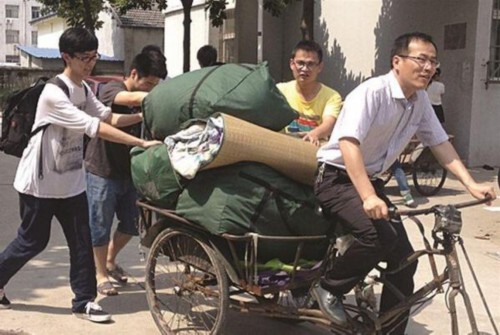 扬大医学院领导骑三轮帮学生搬家被指作秀(图)