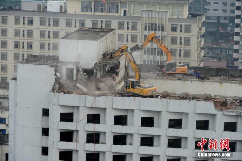 福州地标建筑拆除 挖掘机开上天台