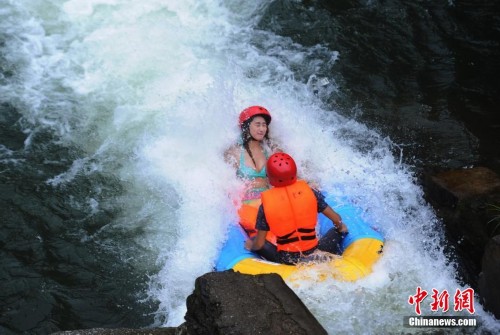 湖南一景区现比基尼“护漂队” 与游客搭伴漂流