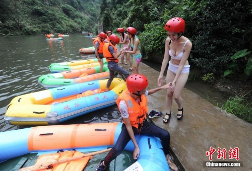 湖南一景区现比基尼“护漂队” 与游客搭伴漂流