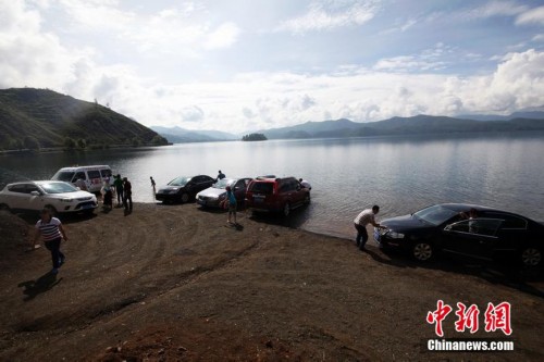 四川泸沽湖景区变自驾车洗车场遭游客谴责