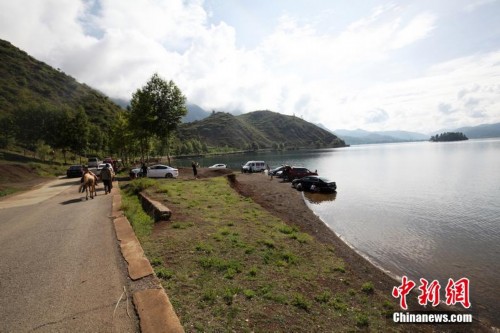 四川泸沽湖景区变自驾车洗车场遭游客谴责