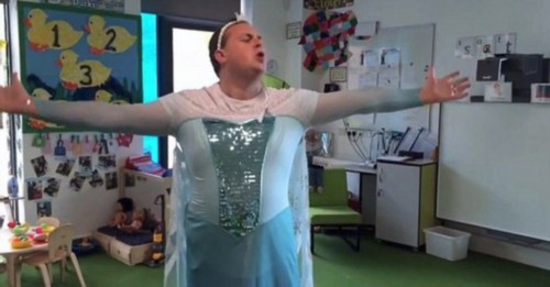 英国男老师扮冰雪公主演唱送别毕业班 幽默感