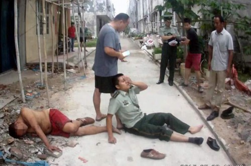 广西武警徒手接住跳楼男子导致受伤