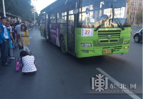 哈尔滨一辆27路公交车刮倒一女乘客
