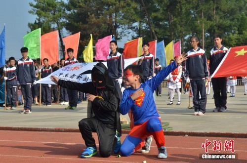 浙江一学校运动会上玩花样学生奇装异服玩穿越