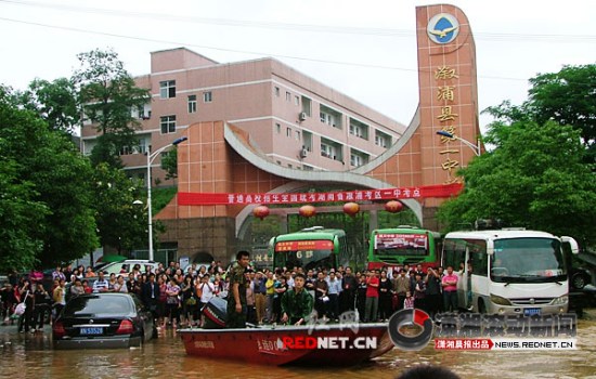 湖南溆浦高考考点被水围困800名考生转移(组图)