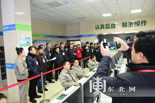 在绥化绿能新能源公司参观,听取企业负责人介绍非公企业党建情况。