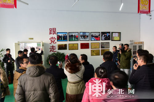 在彭瑶服装制造有限公司看企业党建。