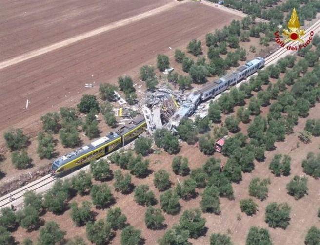 意大利两列火车对撞 至少12人死亡(图)