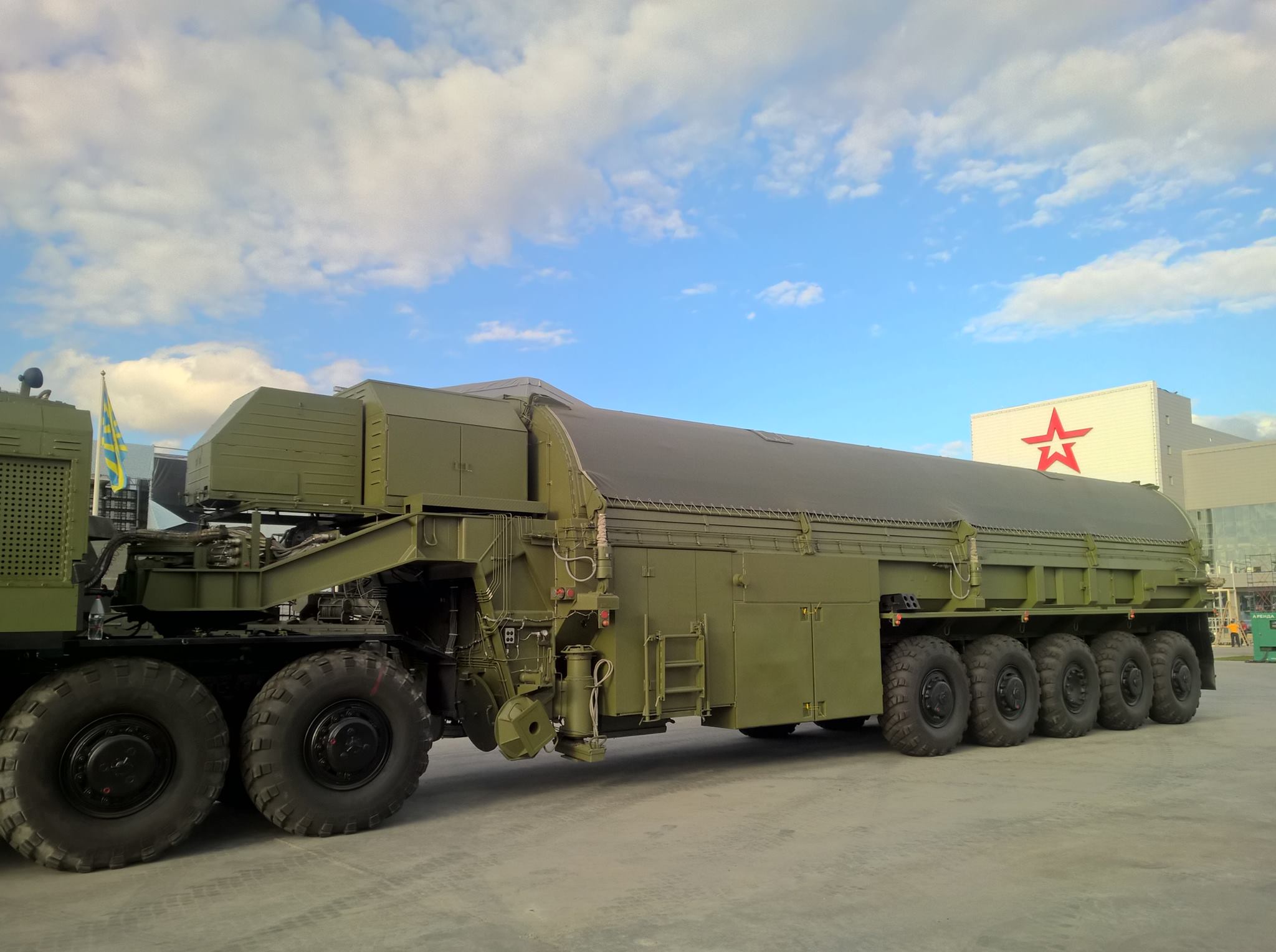 首见俄最强潜射洲际导弹载车