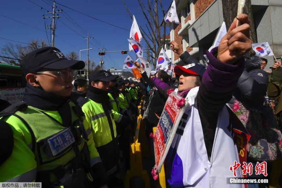 韩国总统弹劾案终审 示威者法院外集会_国际_