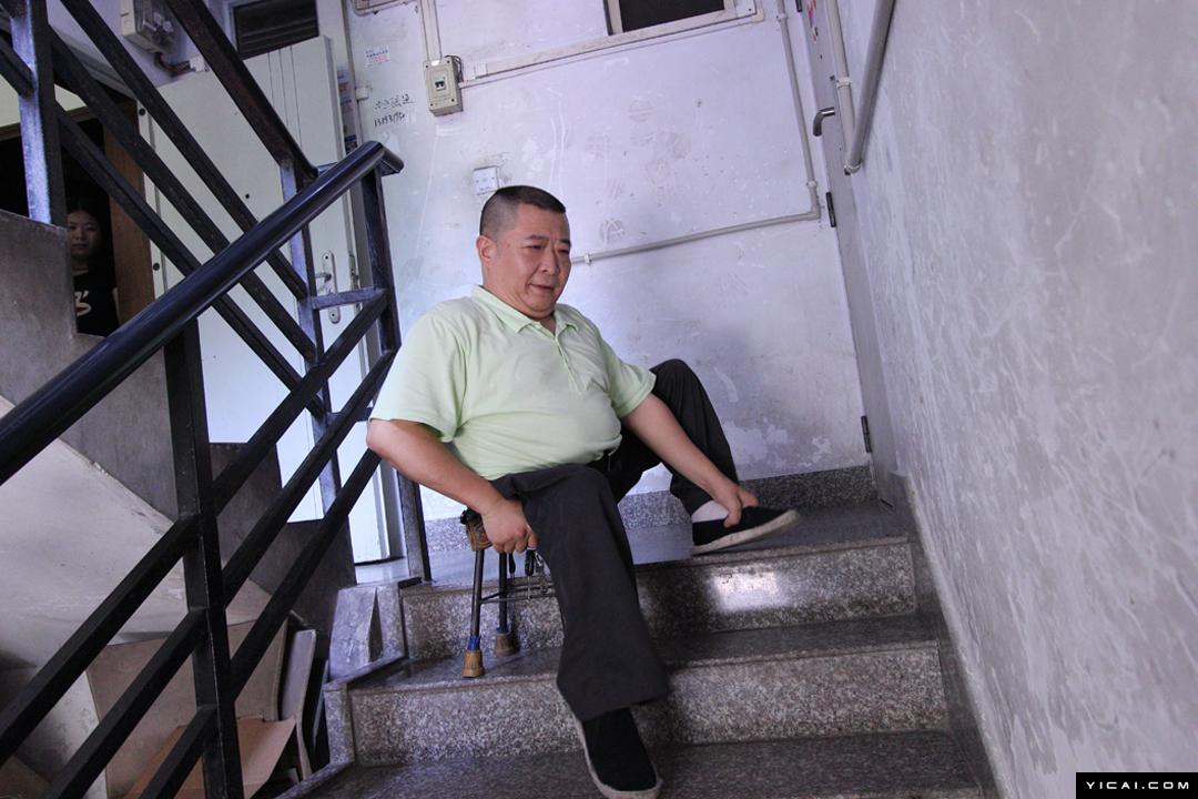 重庆残疾大叔坐轮椅卖保险13年 月入最高达3万_要闻_中国台湾网