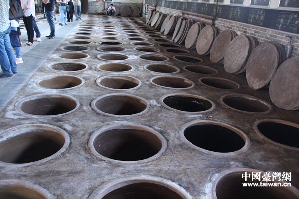 汾酒一直坚持采取"地缸分离发酵"的传统古法