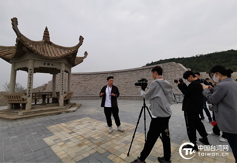 台湾青年陈圣浩带领他的团队在现场进行拍摄,介绍讲解思归亭的历史