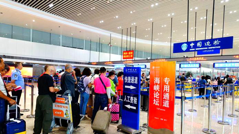  A large number of Taiwan compatriots have arrived in Xiamen via the Xiamen Jinhua route to participate in the Straits Forum