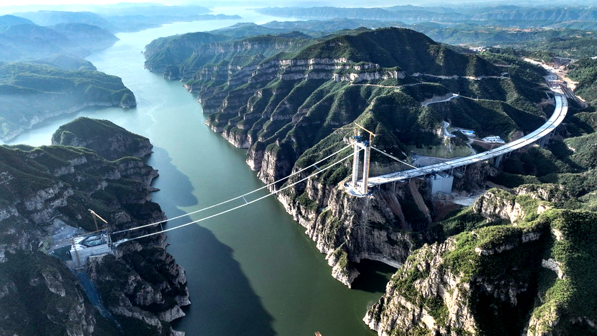 世界首座地锚式回转缆悬索桥加紧施工