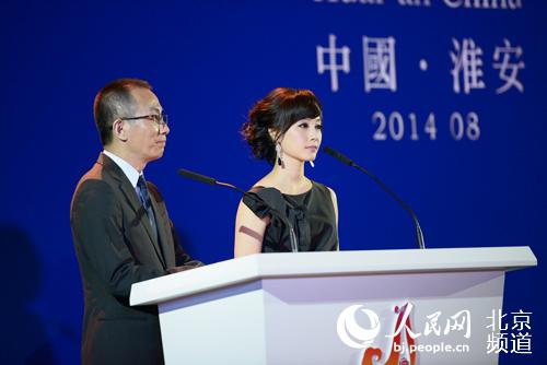 央视特约评论员杨禹和东森电视台主持人吴宇舒主持论坛开幕式.