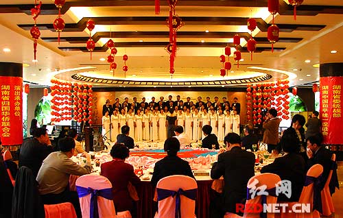 合唱《鼓浪屿之波》。