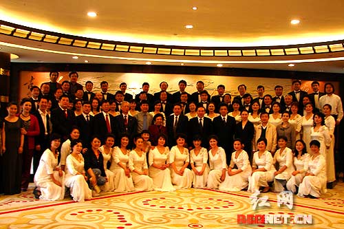 湖南省委副书记梅克保(前二排右六)省委常委、统战部部长李微微(前二排右四)与全体演员合影留念。