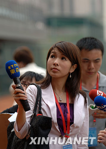 组图:报道两会复谈的台湾女记者