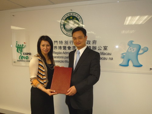 三友发展有限公司董事总经理张乐田(右)向上海世博会澳门筹备办公室提交同意声明书