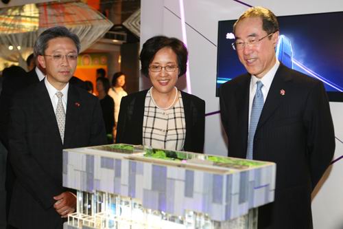 唐英年在上海世博会执委会专职副主任钟燕群的陪同下参观展览。