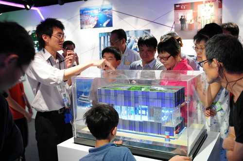 学生们对香港参博展览中展出的香港馆模型很感兴趣。