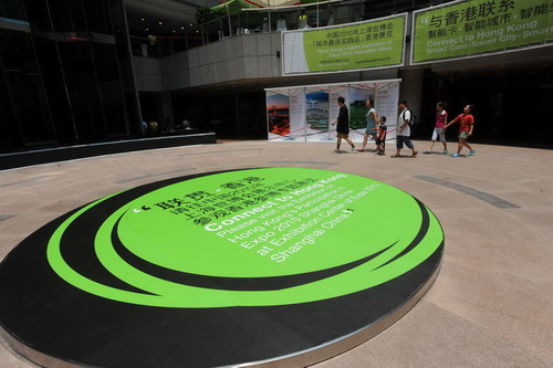 海报展凸显香港参博“内通外连”的主题。