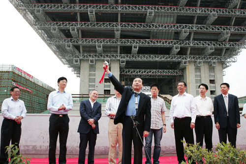 上海世博局副局长丁浩为中国国家馆肌理红板开挂发令