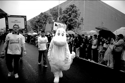 芬兰的吉祥物穿行在巡游人群中,惹来阵阵笑声.