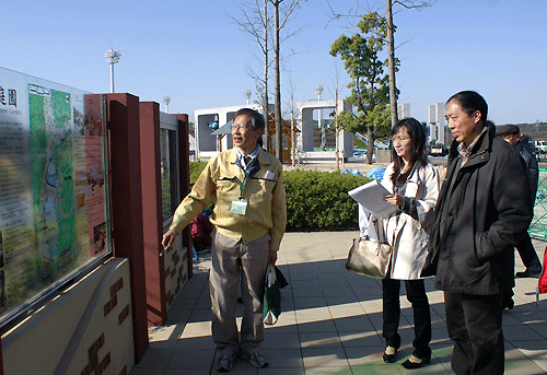 许伟国与木俣佳仗交流世博会志愿者工作