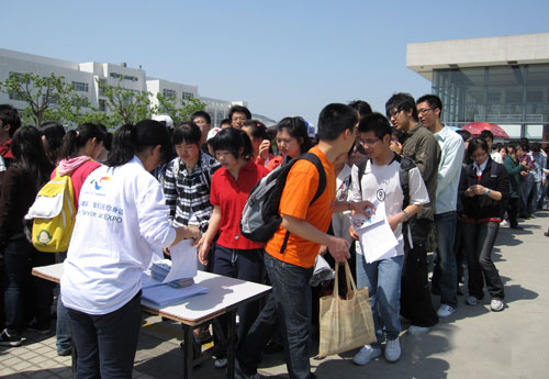 同学排队等候领取报名表