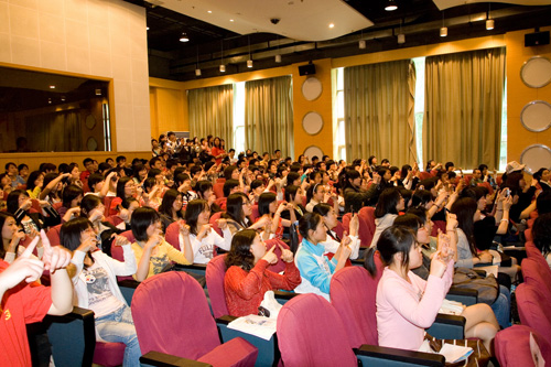 报名志愿者的学生正在学习手语