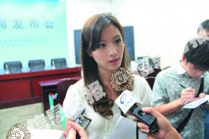 游泳馆美女赛时播报员:因广州亚运爱上体育(图)