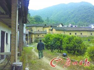 移动信号在离村子大约1公里的地方消失,手机成了一种摆设。