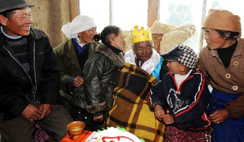 当天,西藏林周县江夏乡加荣村藏族老人阿麦次仁迎来118岁生日.